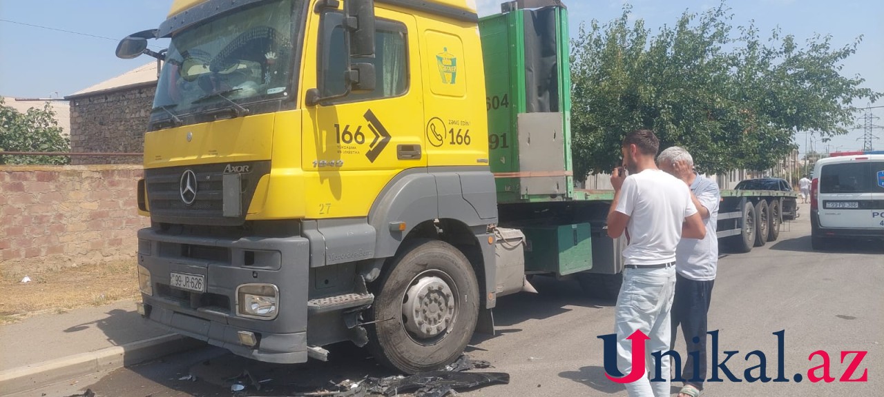 Gəncədə avtomobil yük maşınına çırpıldı - FOTO